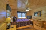 Sunrock Mountain Hideaway - Queen bed on middle level